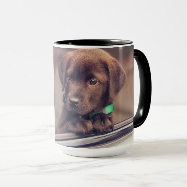Caneca Chocolate Labrador Pupido No Carro (Frente Esquerda)