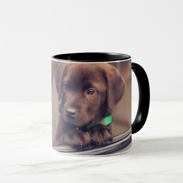 Caneca Chocolate Labrador Pupido No Carro (Frente Esquerda)