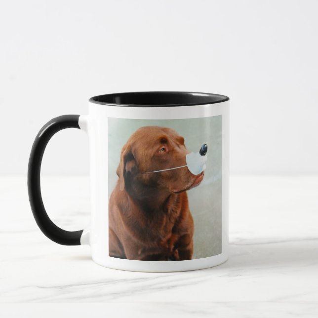 Caneca Chocolate Labrador que veste um nariz falsificado (Esquerda)
