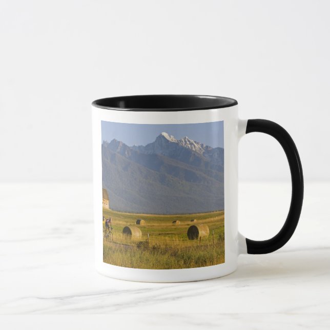 Caneca Ciclistas de estrada descem estrada rural em (Direita)