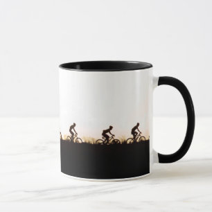 Caneca Ciclistas de Montanha Fazem Seu Caminho Sobre a Ba