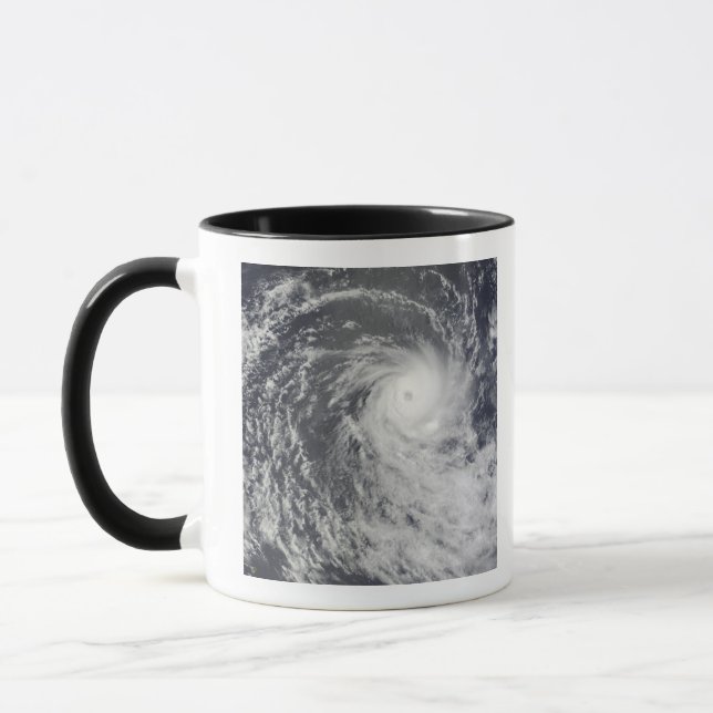 Caneca Ciclone Anja sobre o Oceano Índico Sul (Esquerda)