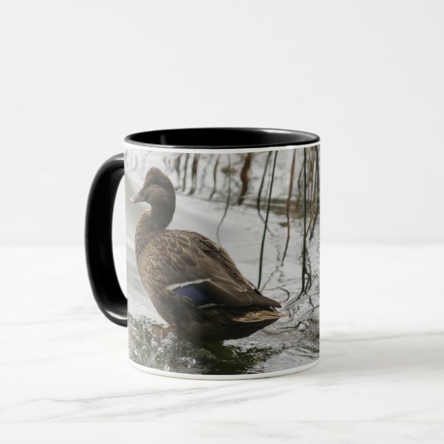 Caneca Cinza se abaixa no lago escuro (Frente Esquerda)