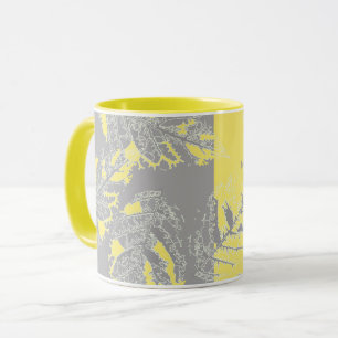Caneca Cinzas e folhas amarelas sobre fundo listrado.