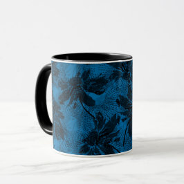 Caneca Cinzas e padrão floral azul.