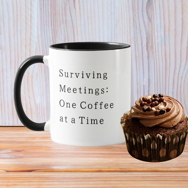 Caneca Citação Divertida Sobrevivendo a Reuniões Simples  (Criador carregado)