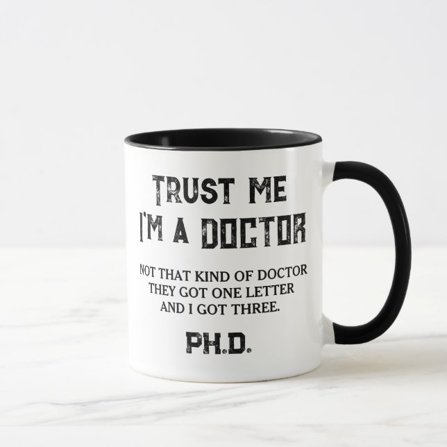 Caneca Citação engraçada de graduado em PHD Não é aquele  (Direita)