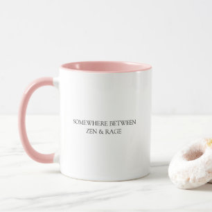 Caneca Citação engraçada em algum lugar entre raiva e zen