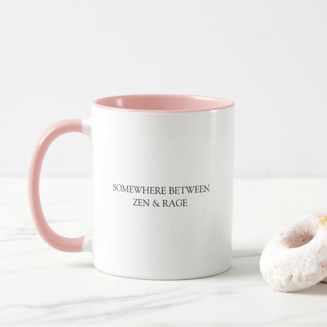 Caneca Citação engraçada em algum lugar entre raiva e zen (Com Donut)