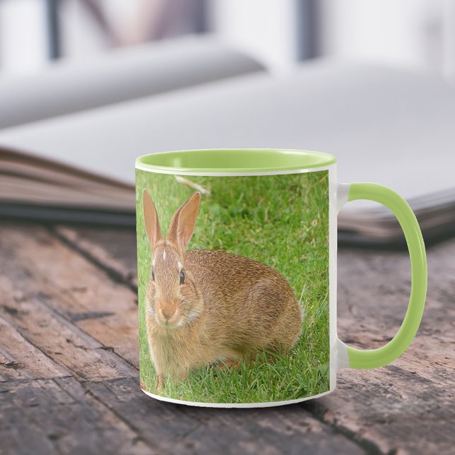 Caneca Coelhinho Bonito Mascando Verdes na Feira de Golfe (Cute Bunny Eating Grass on Fairway Green 11 oz Coffee Mug Cover Photo.)