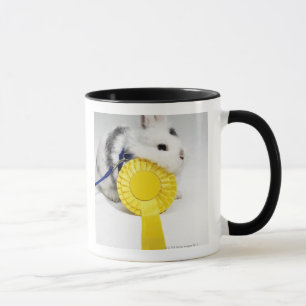 Caneca Coelho branco e preto na trela azul com amarelo