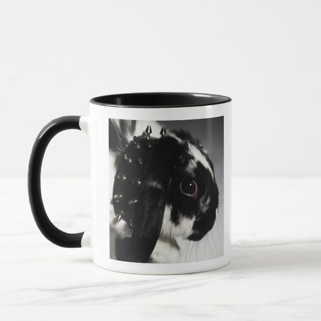 Caneca Coelho preto e branco com colar enchido (Esquerda)