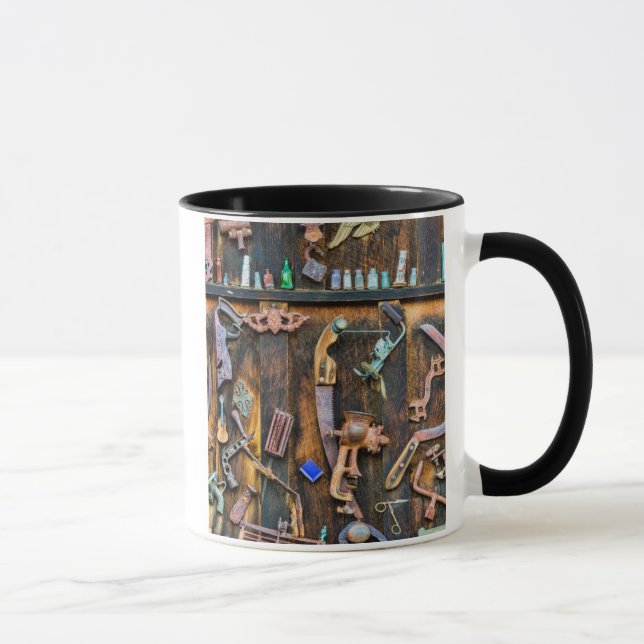 Caneca Coleção de antiguidades na parede (Direita)