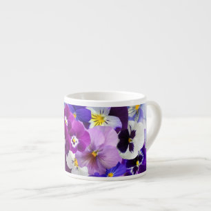 Caneca colorida bonita do café das flores dos