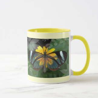 Caneca com a borboleta na flor amarela