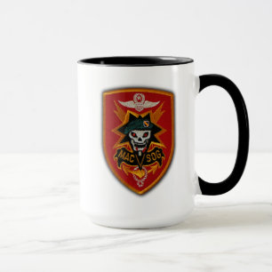 Caneca com adesivo impresso dos veteranos da guerr