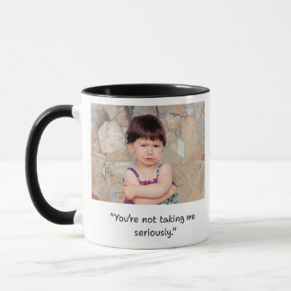 Caneca com ditos engraçados de criança dos dois la
