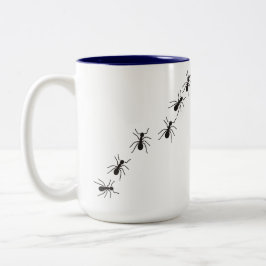Caneca com estampa divertida de formigas.