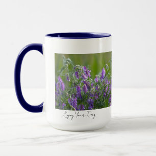 Caneca com Flores Roxas e Frase