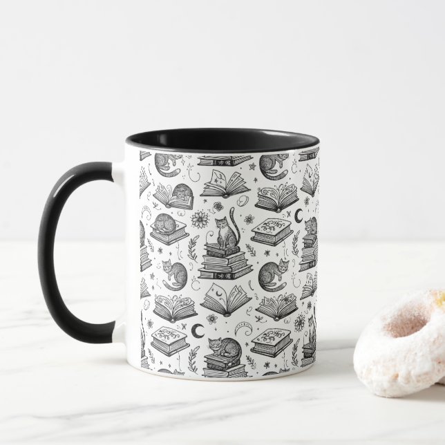 Caneca com Padrão de Gato Preto e Branco em Livros (Com Donut)