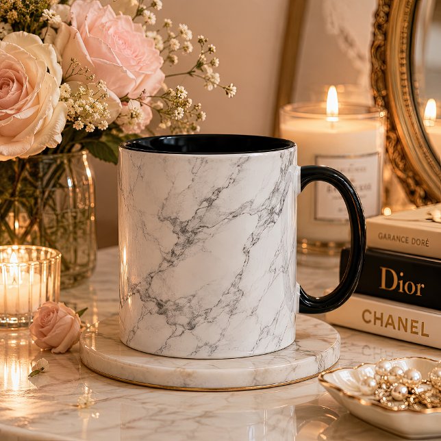 Caneca com Padrão de Mármore Branco Elegante (White marble mug with black handle in a romantic candlelit floral setting.)