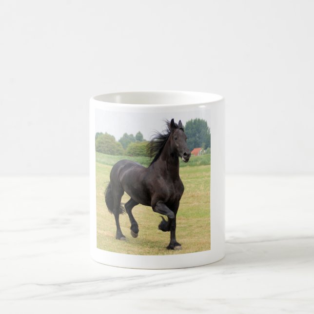 Caneca com um cavalo bonito do Frisian (Centro)
