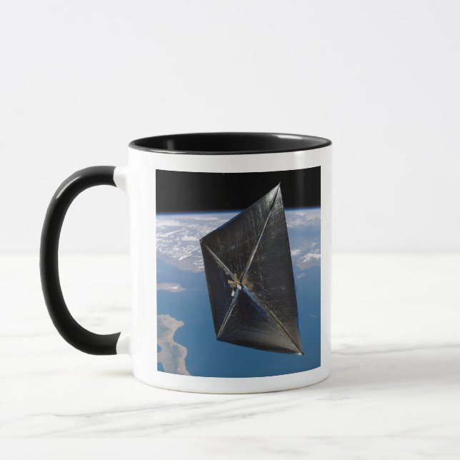 Caneca Conceito artístico de NanoSail-D no espaço (Esquerda)