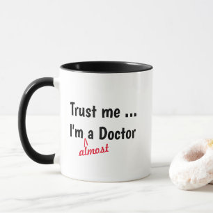 Caneca Confie Em Mim Quase Doutor - Trocadilho Méd