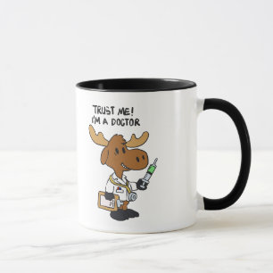 Caneca Confie em mim, sou médico. escolher cor de fundo
