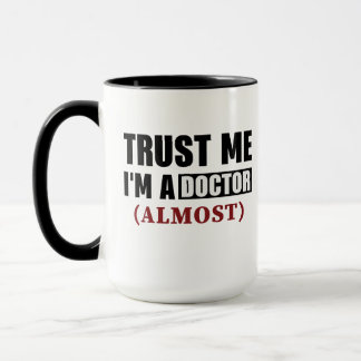 Caneca Confie Em Mim Um Médico Quase