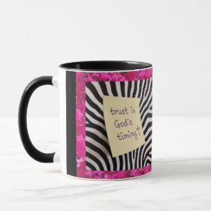 Caneca Confie no Tempo de Deus zebra com brilho rosa y2k