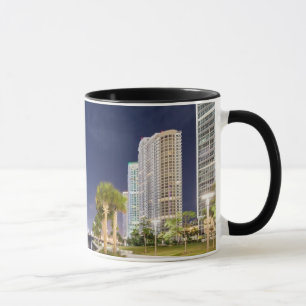 Caneca Construções ao longo do rio Riverwalk de Miami