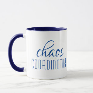 Caneca Coordenador de Caos Citação Engraçada em Azul Scri