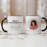 Caneca Coordenador de Definição do Caos do RILEY Coworker<br><div class="desc">Esta caneca cerâmica apresenta uma combinação moderna de fontes e uma definição divertida de "coordenador do caos". Esta xícara de café é o presente perfeito para seu gerente de escritório favorito, colega de trabalho, chefe, ou até mesmo uma mama ocupada lá fora. Esta caneca é muito divertida porque você pode...</div>