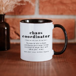 Caneca Coordenador de Definição do Caos do RILEY Coworker<br><div class="desc">Esta caneca cerâmica apresenta uma combinação moderna de fontes e uma definição divertida de "coordenador do caos". Esta xícara de café é o presente perfeito para seu gerente de escritório favorito,  colega de trabalho,  chefe,  ou até mesmo uma mama ocupada lá fora.</div>