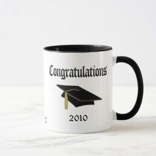 Caneca Copo 2010 da graduação, psto sobre alguns artigo
