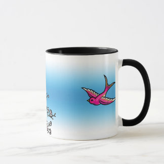 Caneca cor-de-rosa da andorinha e da flor de