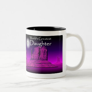 Caneca cor-de-rosa das mãos Loving da filha