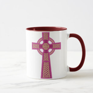 Caneca cor-de-rosa do vidro da cruz celta