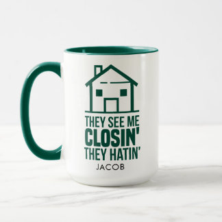 Caneca Corretor de Imóveis Eles Me Veem Fechando Nome do