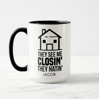 Caneca Corretor de Imóveis Eles Me Veem Fechando Nome do