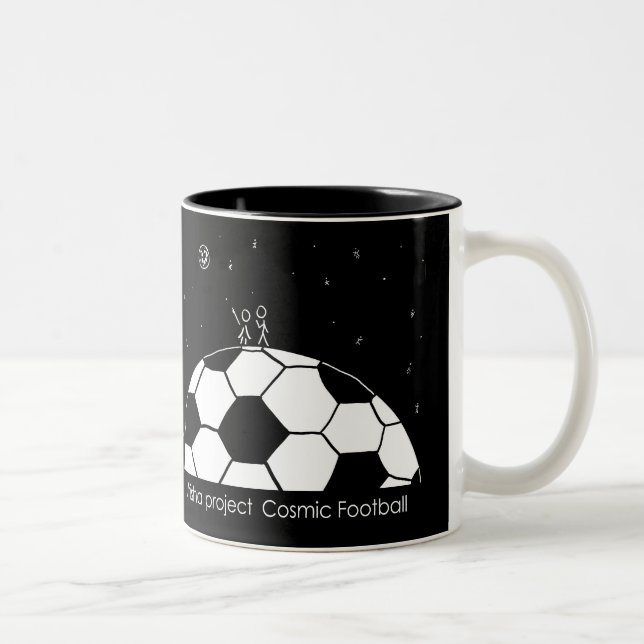 Caneca cósmica do futebol - ilustração do amor (Direita)