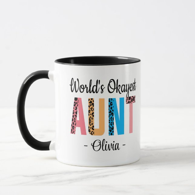 Caneca Costume da tia Aniversário mais Okayest do Mundo (Esquerda)