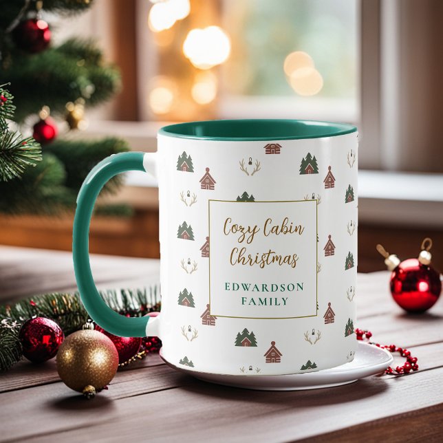 Caneca Cozy Cabin Christmas family name Christmas (Cozy Cabin Christmas family name Christmas Mug.)