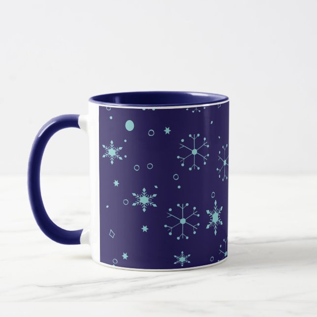 Caneca Cozy Winter Christmas Snowflakes Midnight Blue (Esquerda)