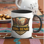 Caneca Crachá Retroativo da Ilustração do Parque Nacional<br><div class="desc">Design de vetor de vintage de Big Bend. O Parque Nacional Big Bend fica no sudoeste do Texas e inclui toda a cadeia montanhosa de Chisos e uma grande faixa do Deserto de Chihuahuan.</div>