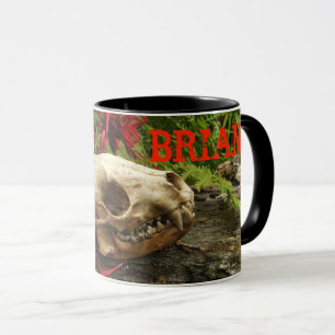Caneca Crânio de Raccoon com samambaias e Monarda vermelh