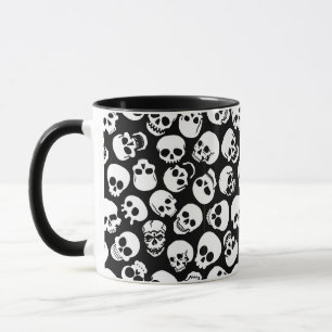 Caneca Crânios no teste padrão preto do fundo