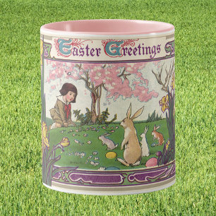 Caneca Criança Antiga em uma Caça aos Ovos de Páscoa com