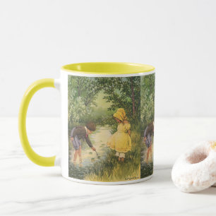 Caneca Crianças Antigas, Menino e Menina Brincando ao lad